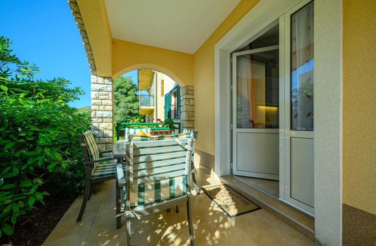 Apartments Vala Zaboric - With Boat Mooring Exterior photo